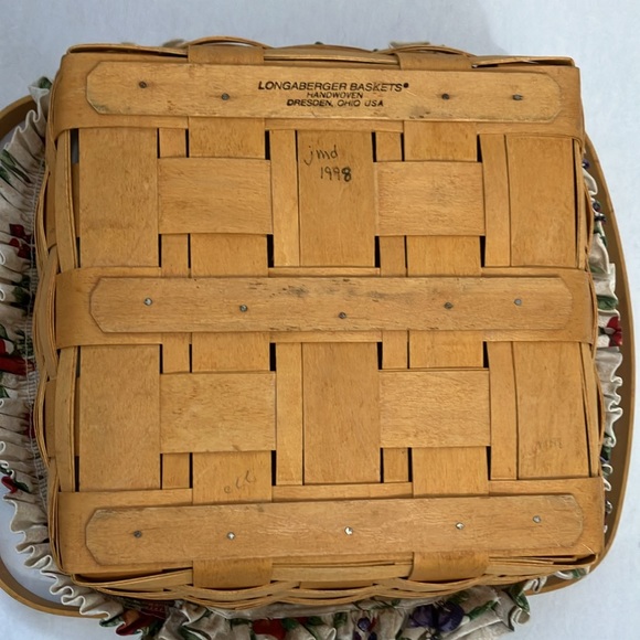 Longaberger Picnic Basket w/ Fabric & Plastic Liner and Wooden Riser - Med size - Picture 9 of 12